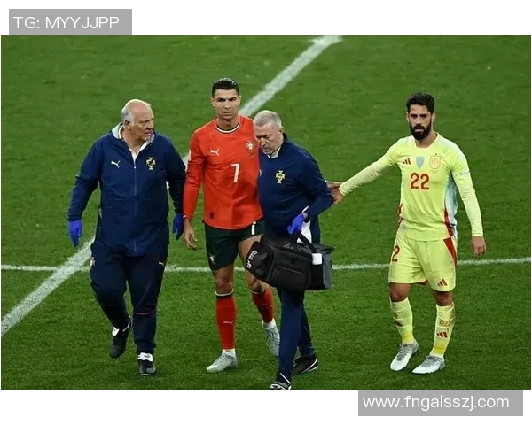 欧冠赛场惊现奇葩瞬间球迷冲入场内抢夺C罗球衣事件回顾